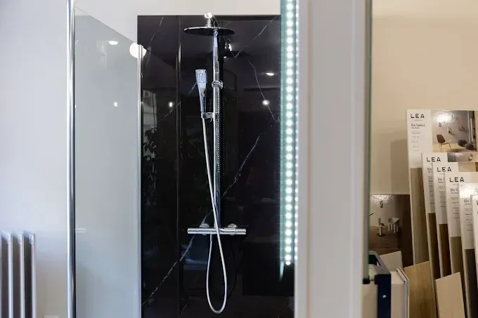 Cabine de douche noire et blanche