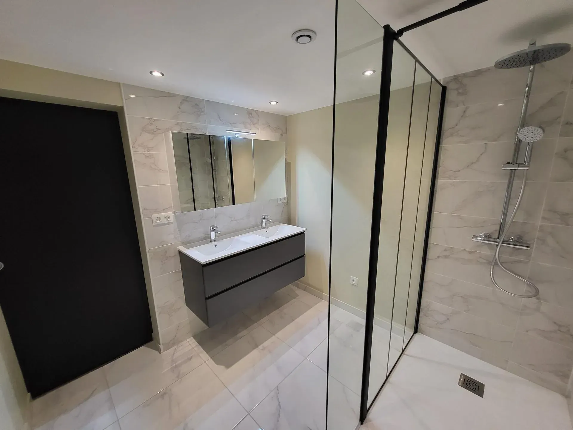 Salle de bains avec parois de douche coulissantes