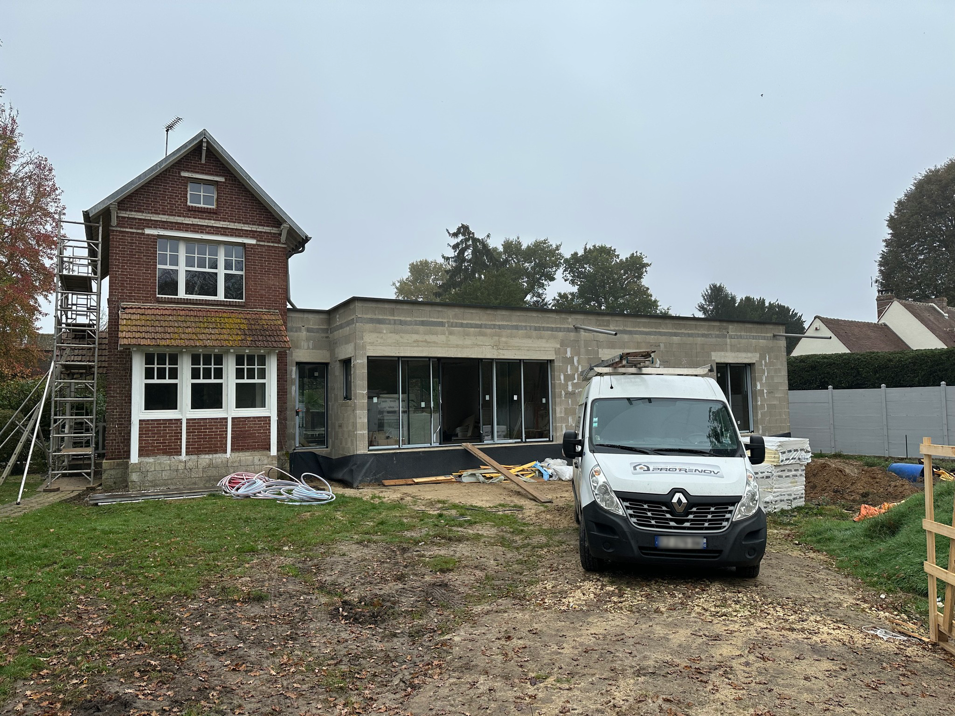 Camionnette devant une extension de maison