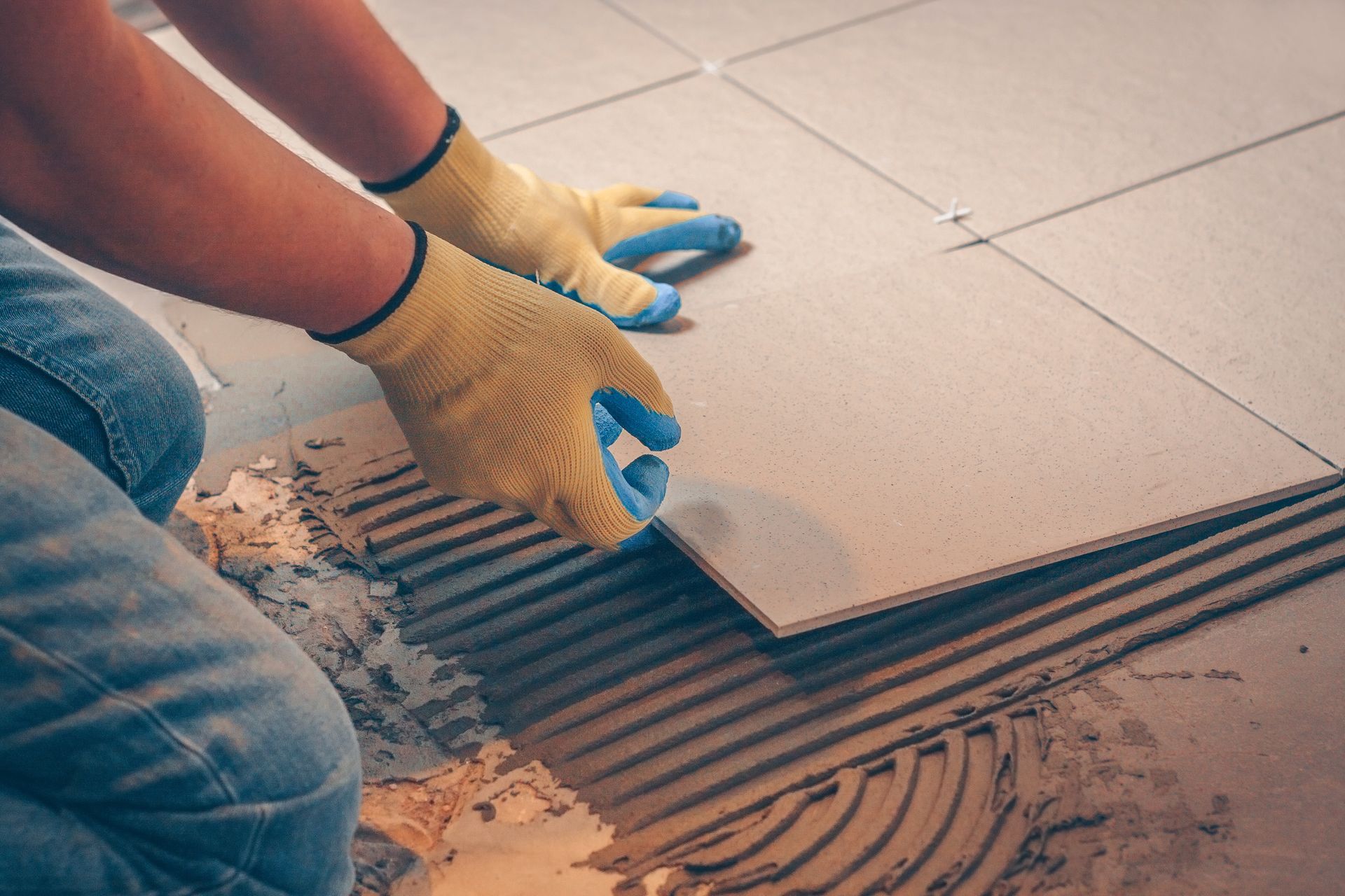 Pose de carrelage beige et carré