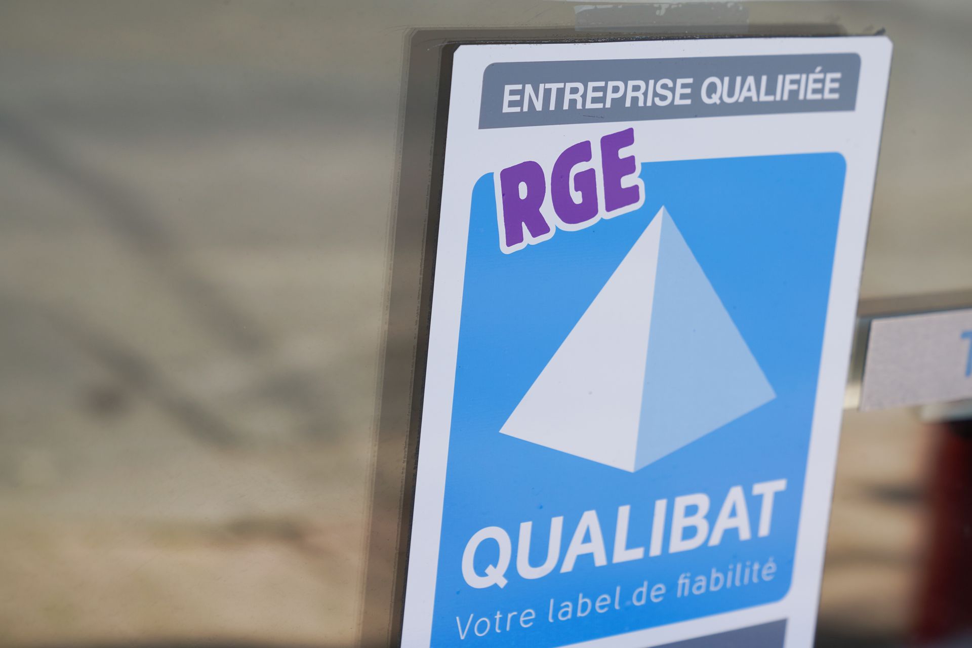 Sticker RGE Qualibat collé sur une vitrine