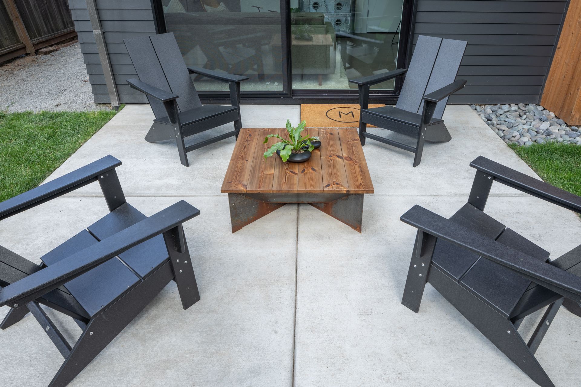 Petite terrasse avec dalles bétonnées