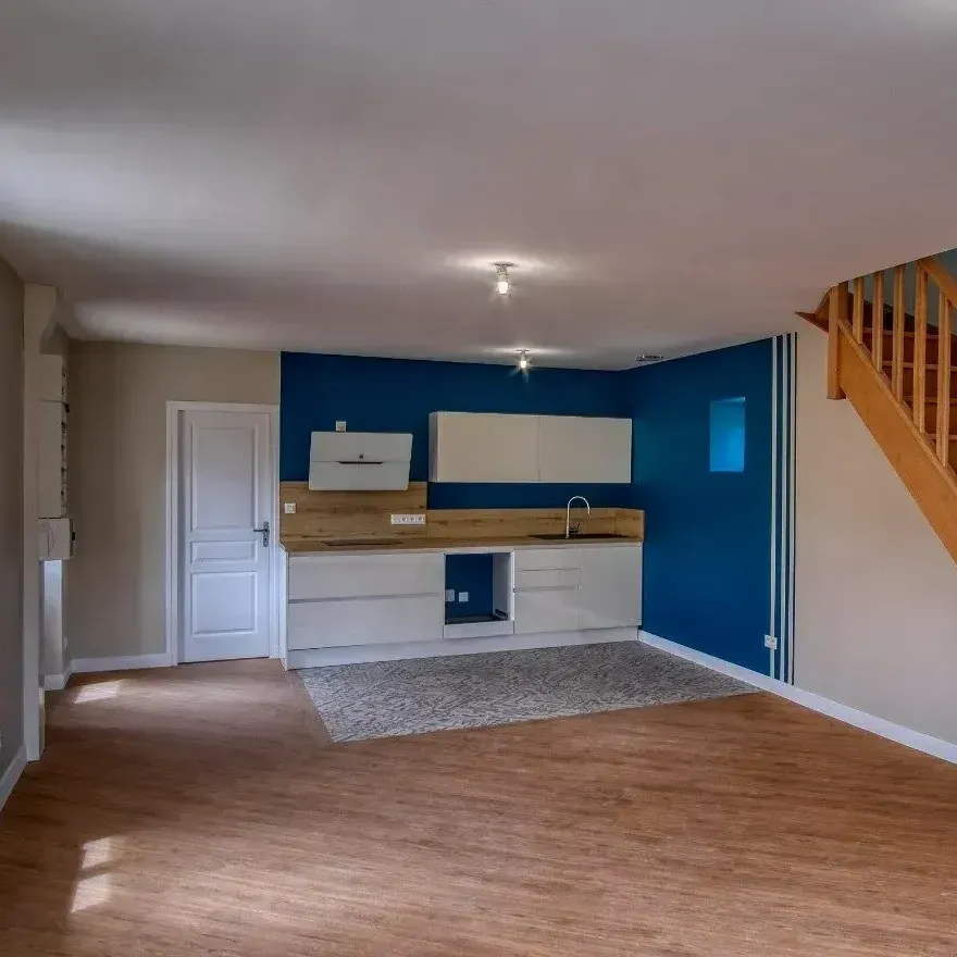 Une cuisine et salle à manger avec escalier totalement rénové.
