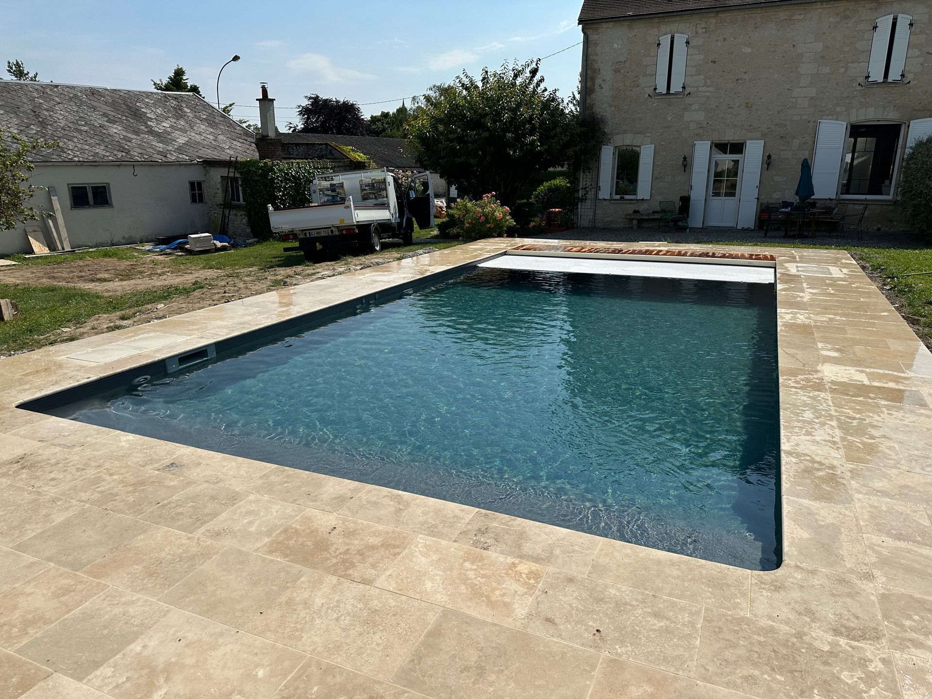Piscine avec volet de protection ouvert.