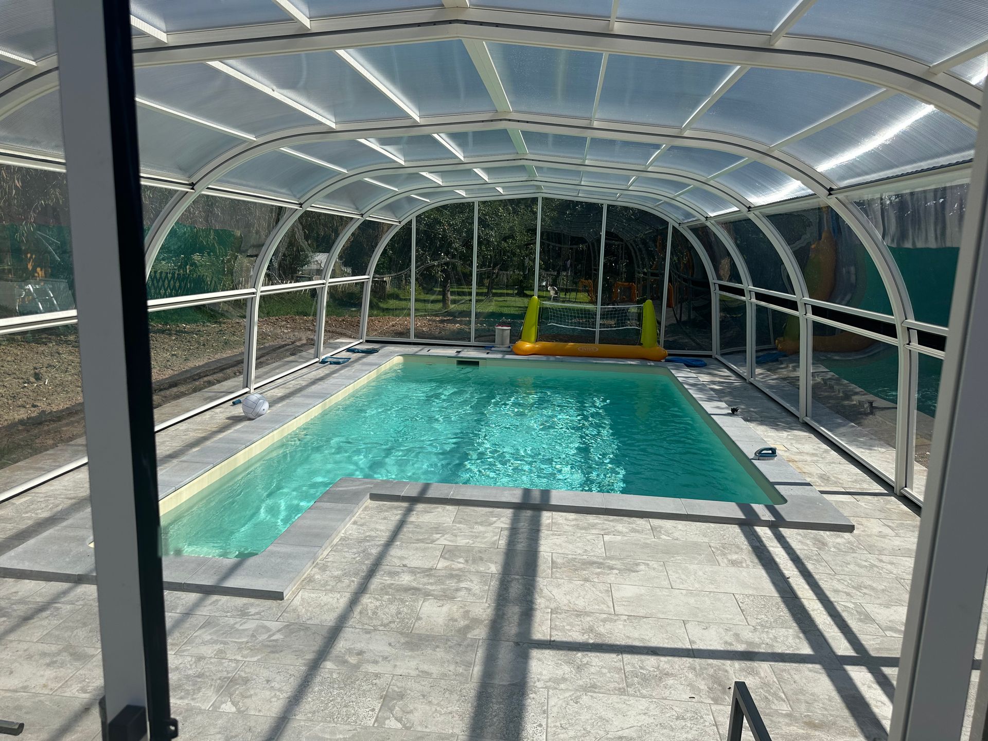 Une piscine couverte.