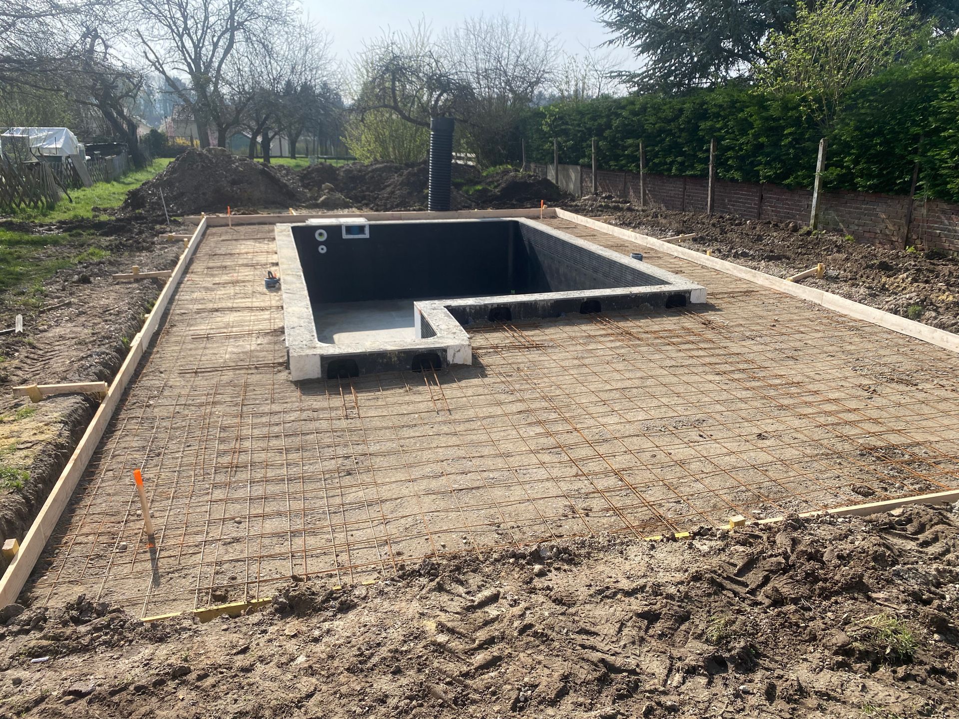Construction de piscine couverte.