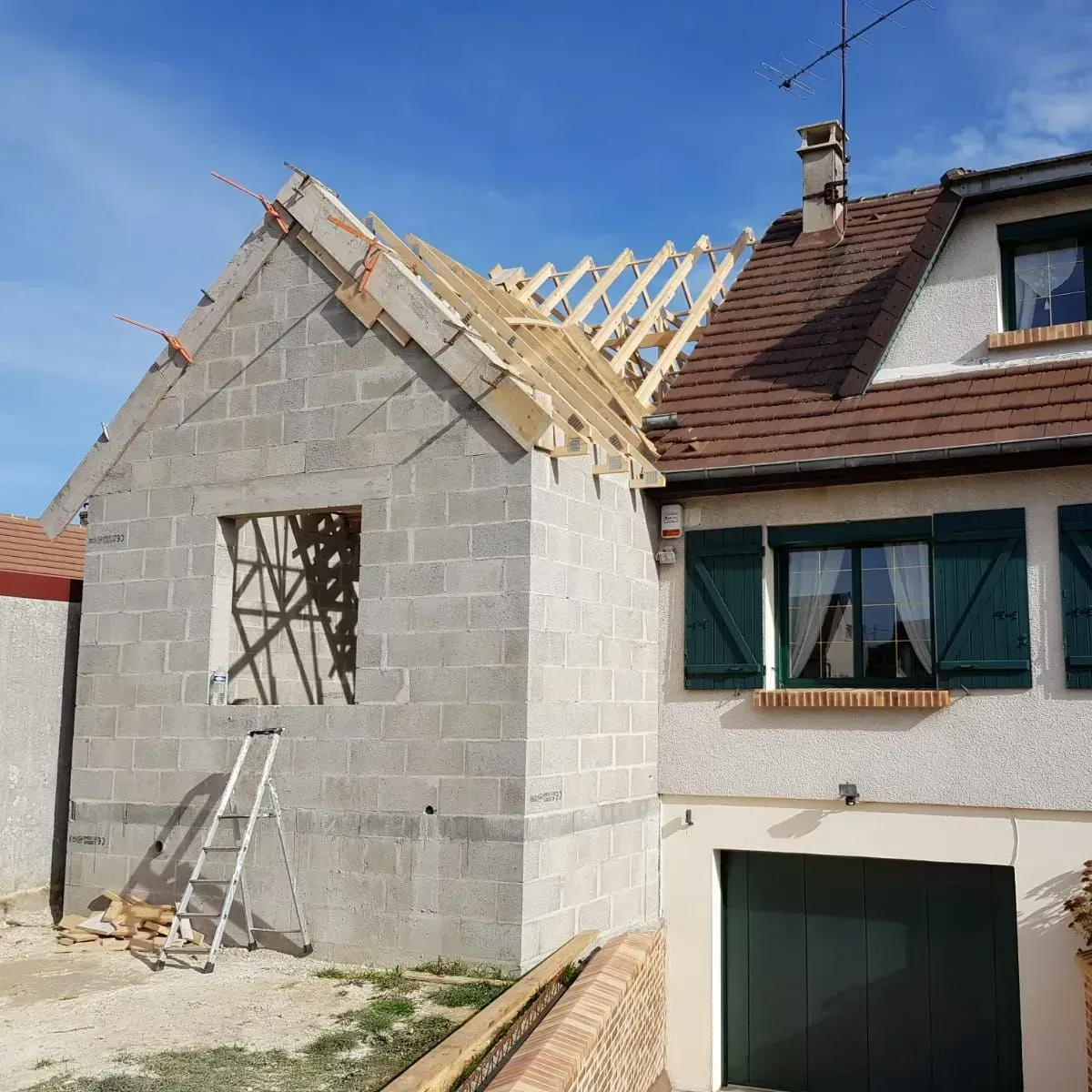 Une extension de maison en construction.