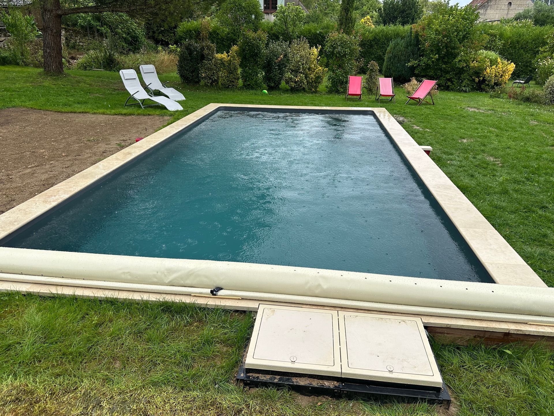 Une piscine dans un jardin de particulier.