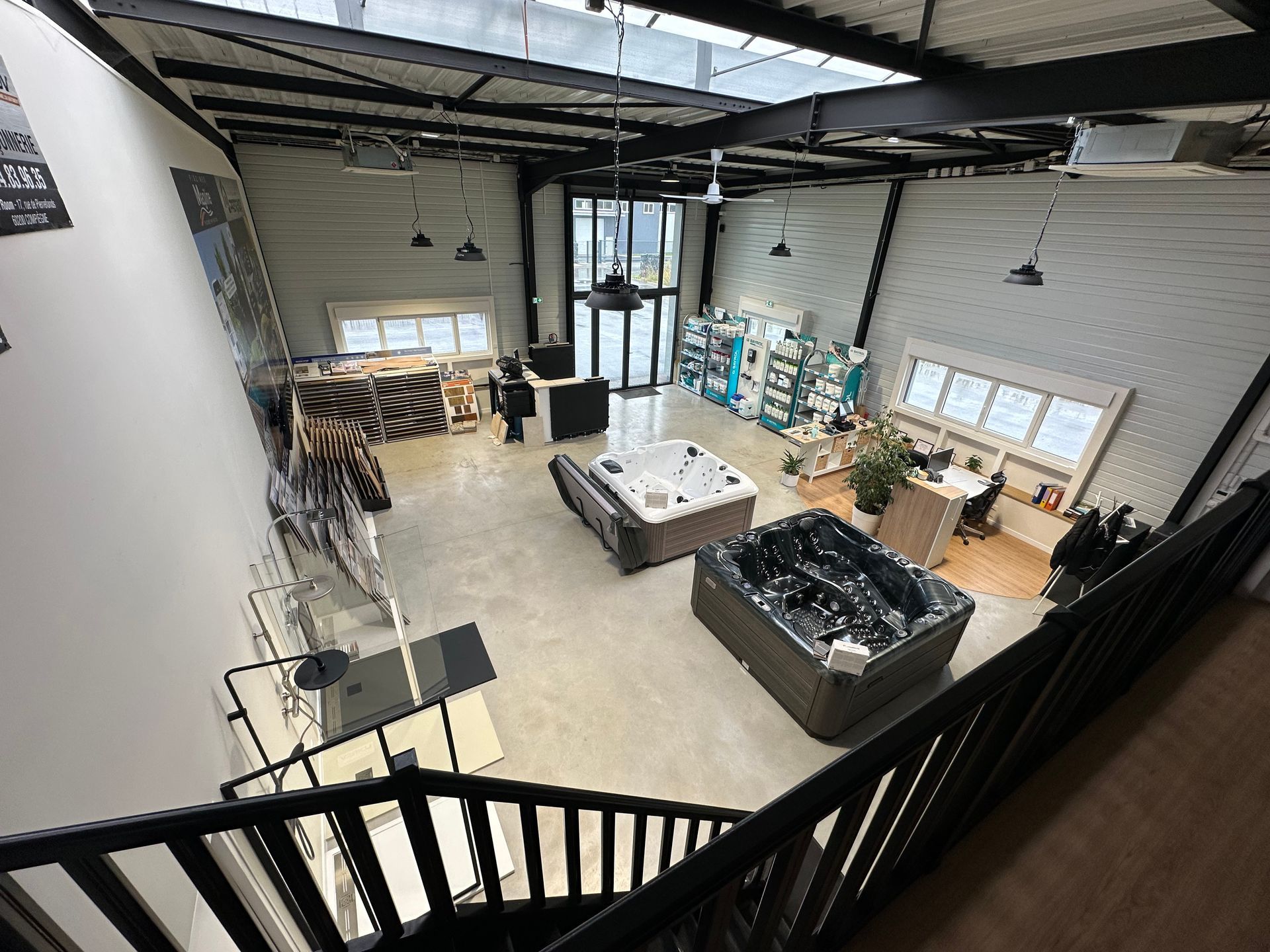 Vue en plongée du showroom