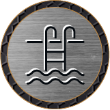 Une échelle de piscine et de l'eau.