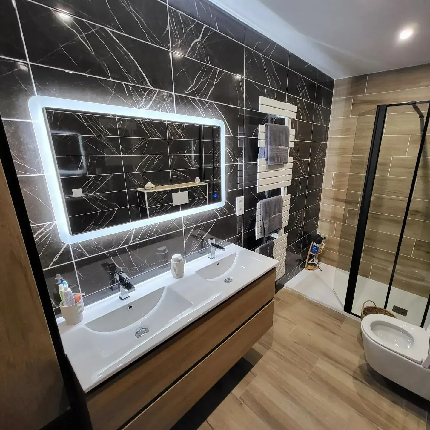 Salle de douche rénovée.