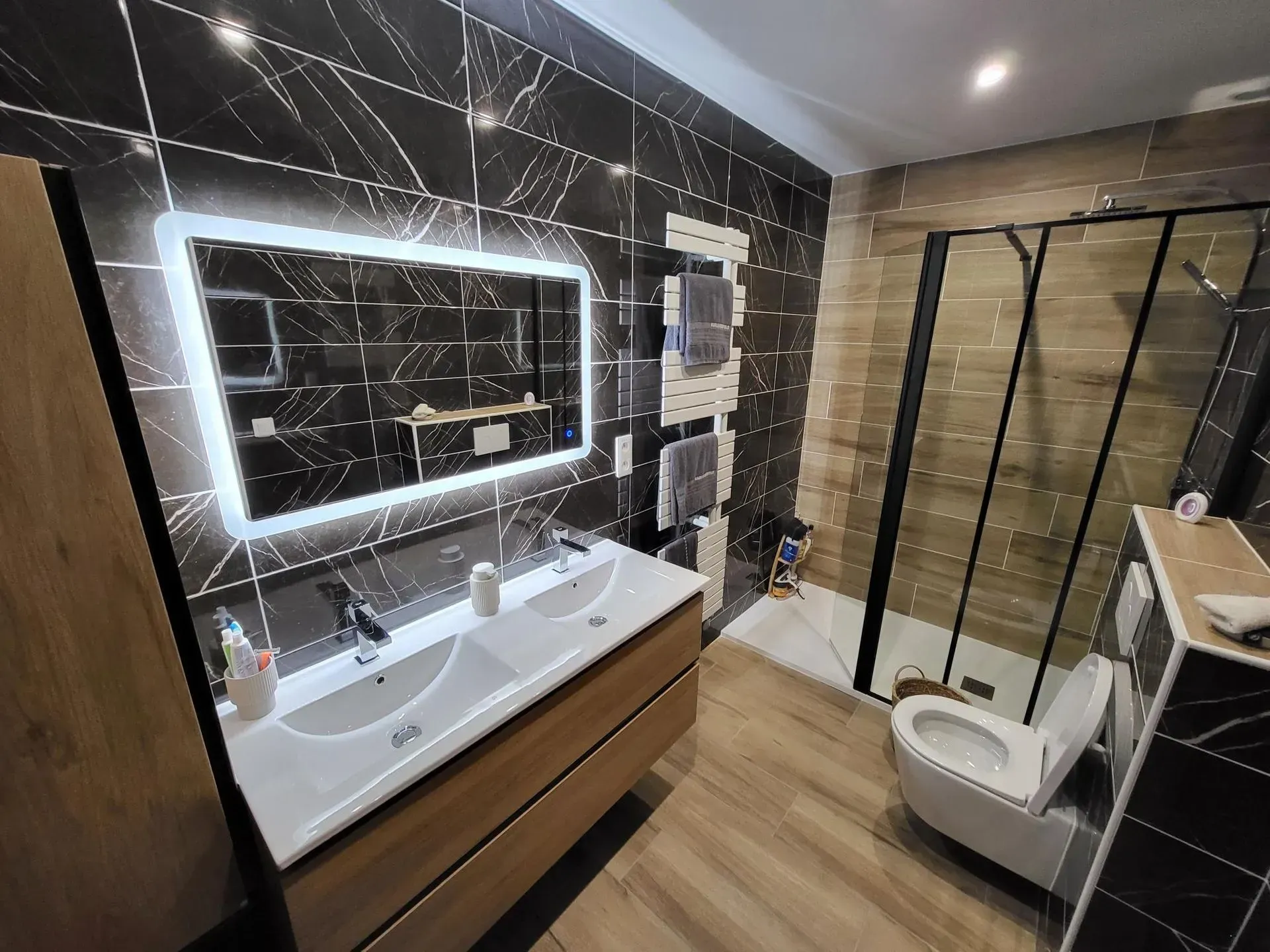 Salle de bains moderne avec miroir lumineux