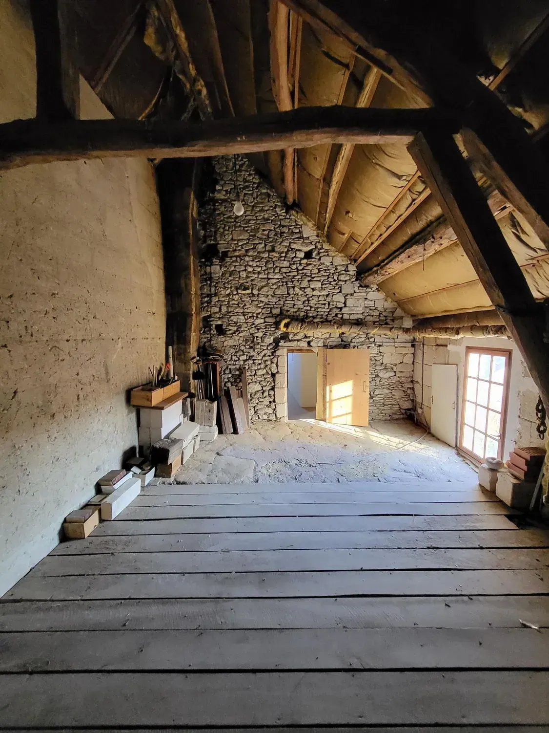 Intérieur de maison en travaux sous combles.