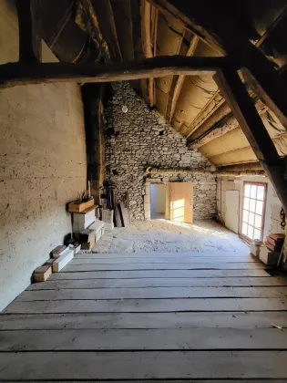 Intérieur de maison en travaux sous combles.