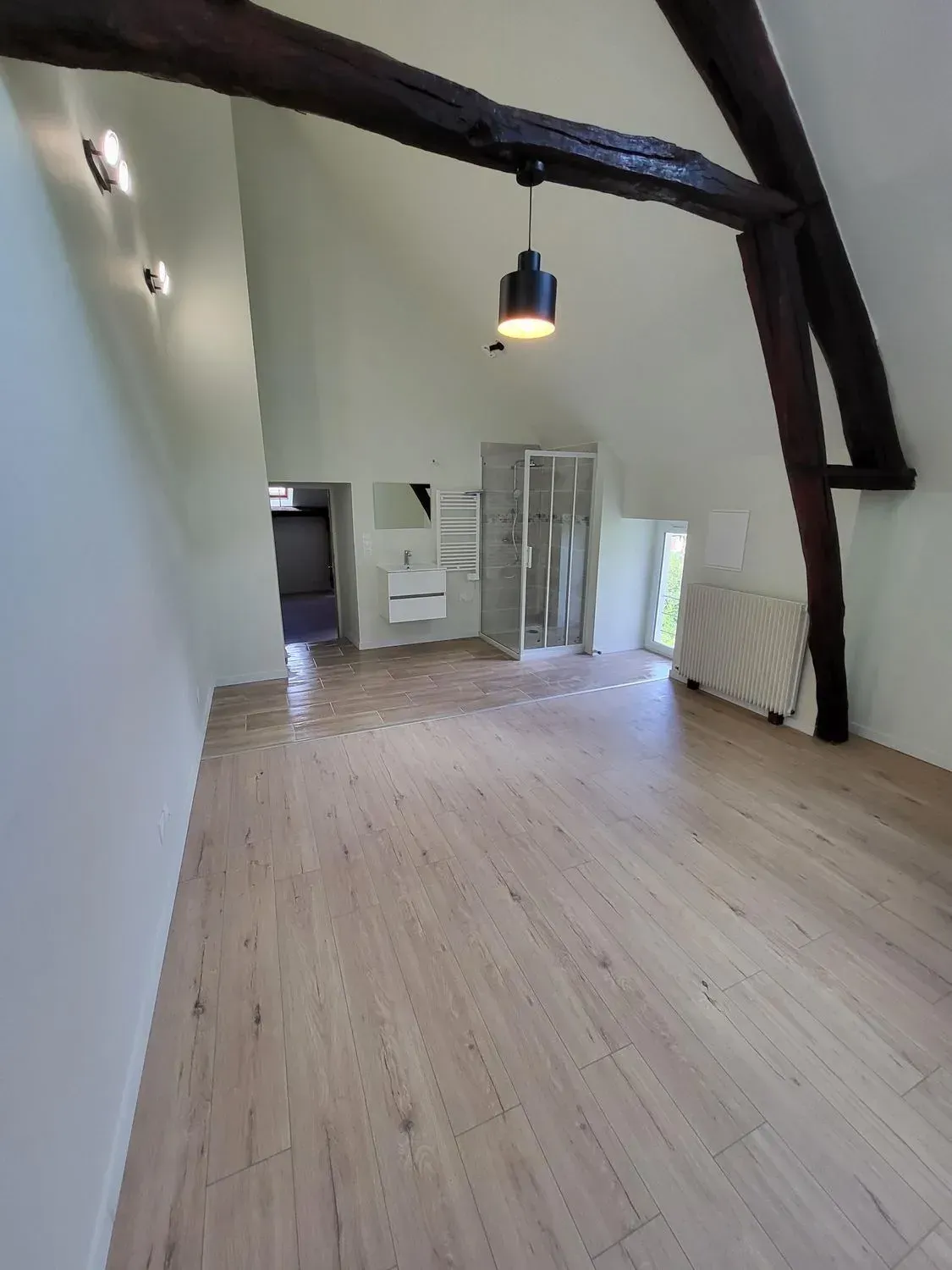 Une pièce de maison sous les combles totalement rénovée.