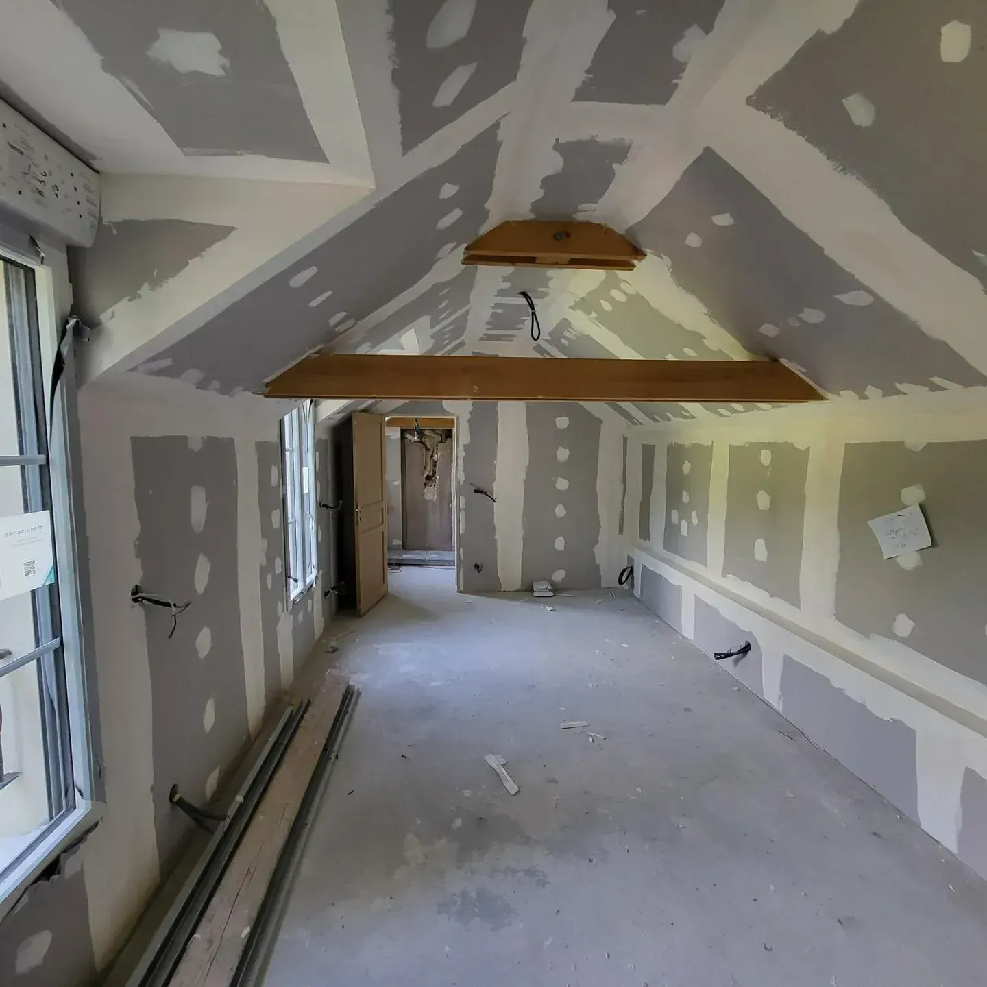 Isolation de maison par des travaux de plaquage.