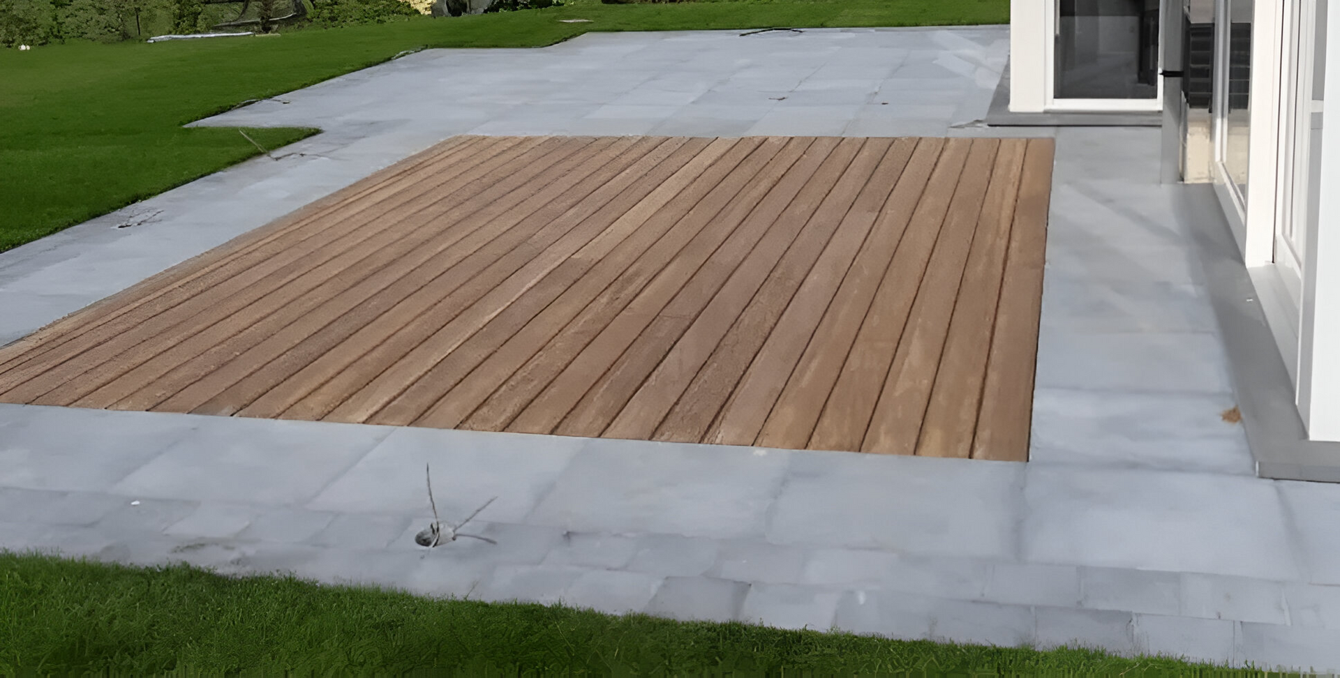 Terrasse en bois aux contours bétonnés