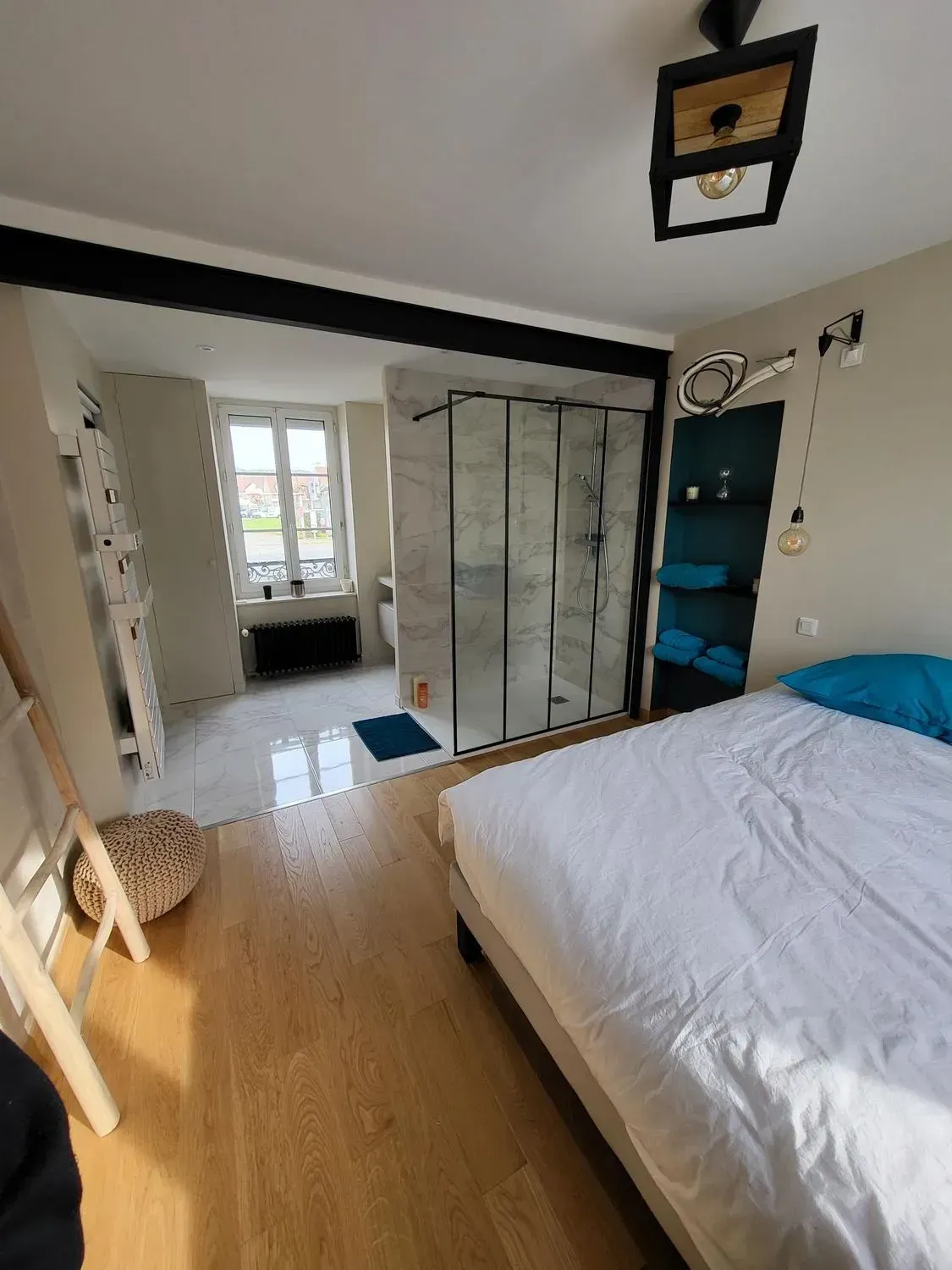 Chambre et salle de douche rénovée.