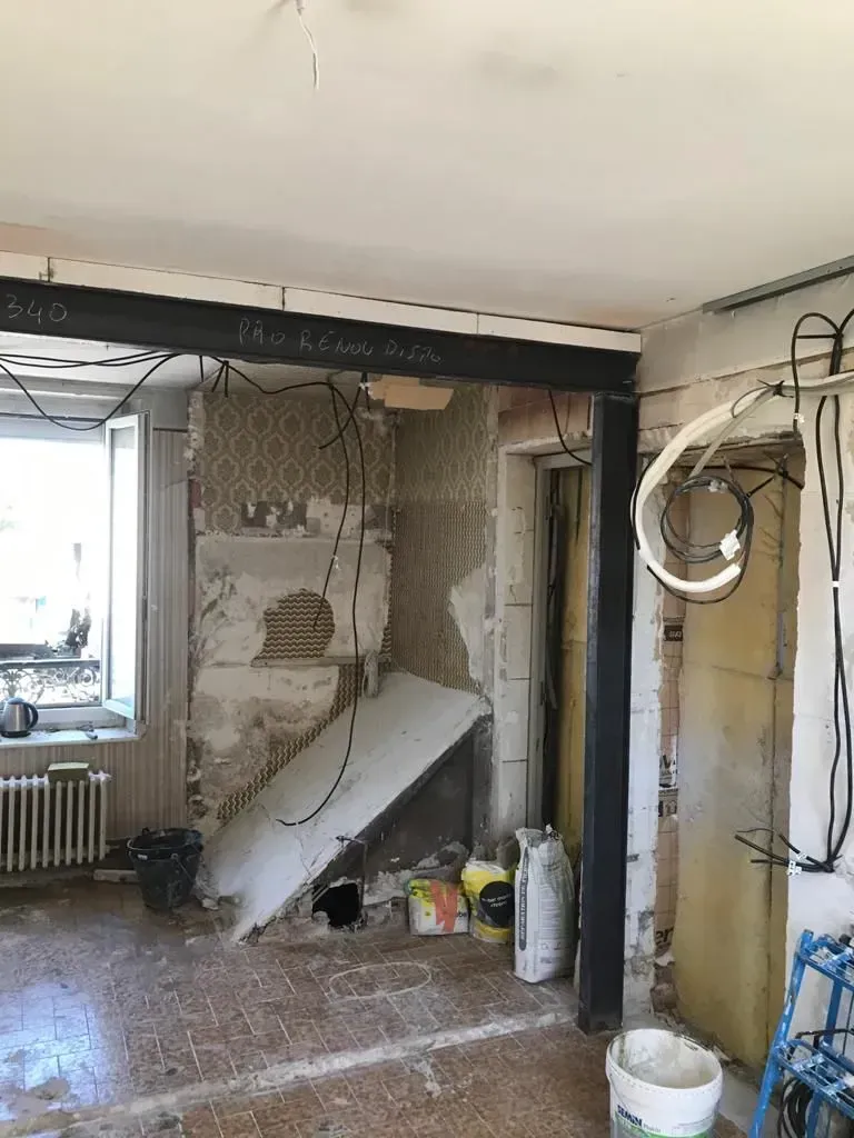 Chambre avec salle de douche en travaux.
