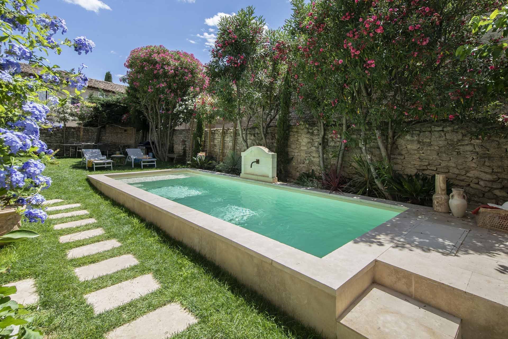 Longue piscine surélevée