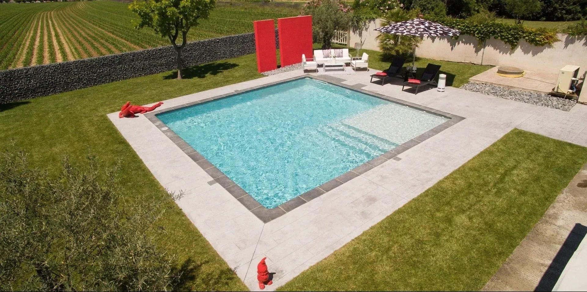 Une piscine carrée de la marque Magiline.