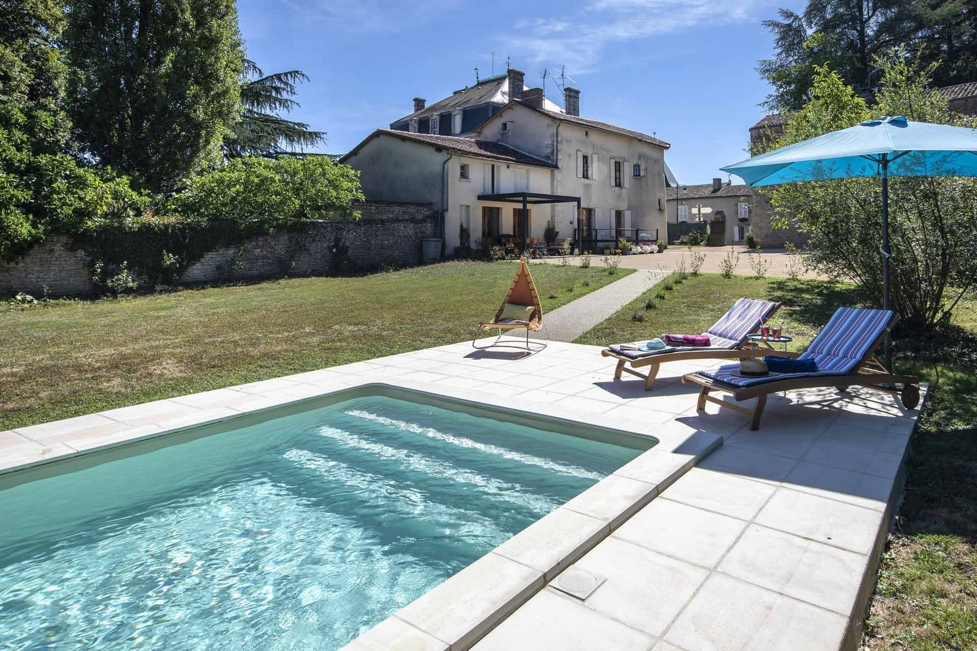 Terrasse en dalles autour d'une piscine