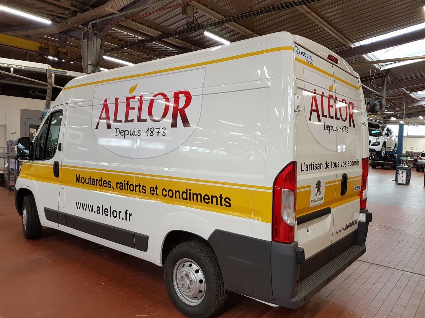 Camionnette avec publicité ALELOR