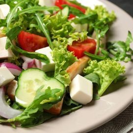 Salat mit Tomaten und Gurken