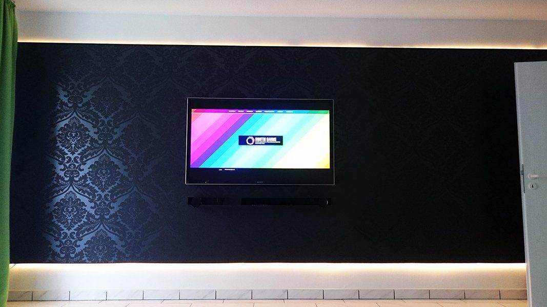 Von Malerbetrieb Garms gebaute Wand mit Fernseher