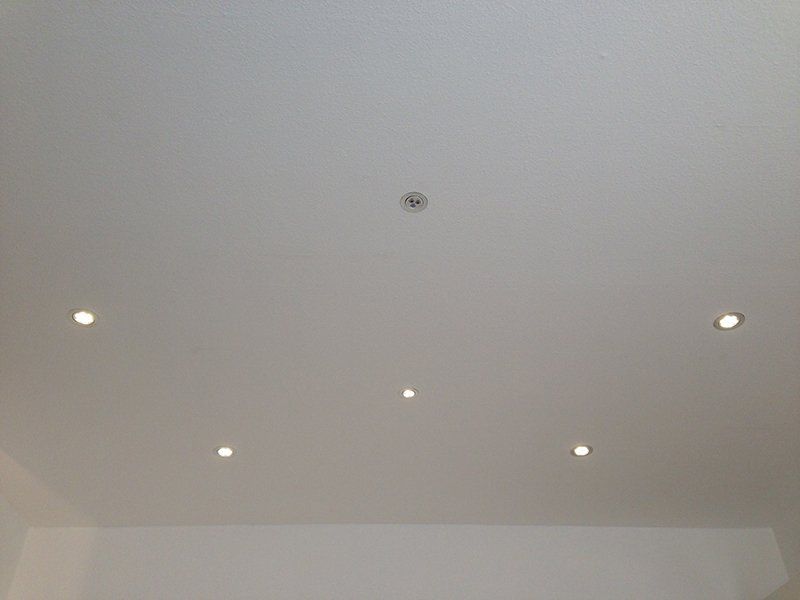 Von Malerbetrieb Garms installierte Decke mit Leuchten