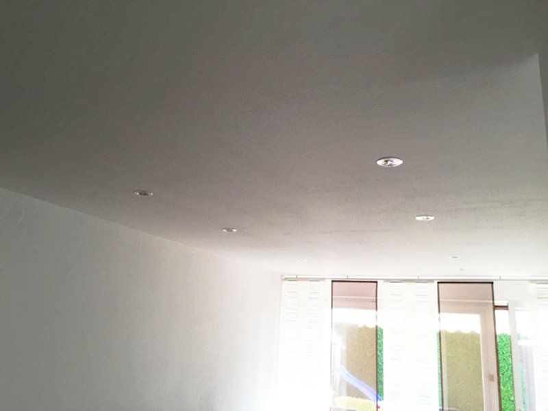 Von Malerbetrieb Garms installierte Decke mit Leuchten