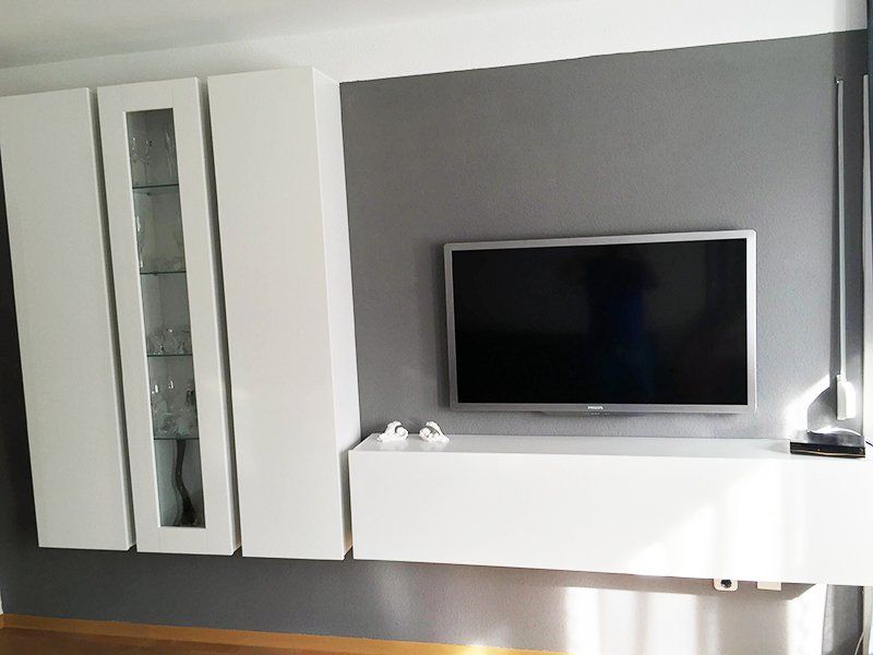 Von Malerbetrieb Garms tapeziertes Wohnzimmer mit Wohnwand