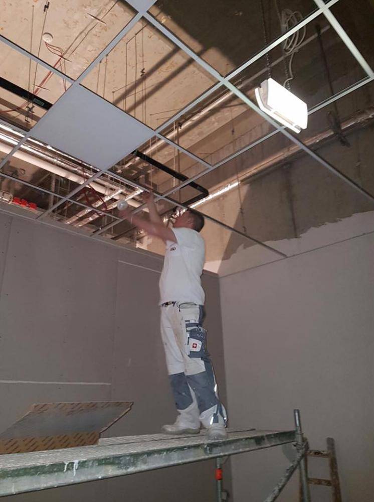 Mitarbeiter von Malerbetrieb Garms installiert Decke