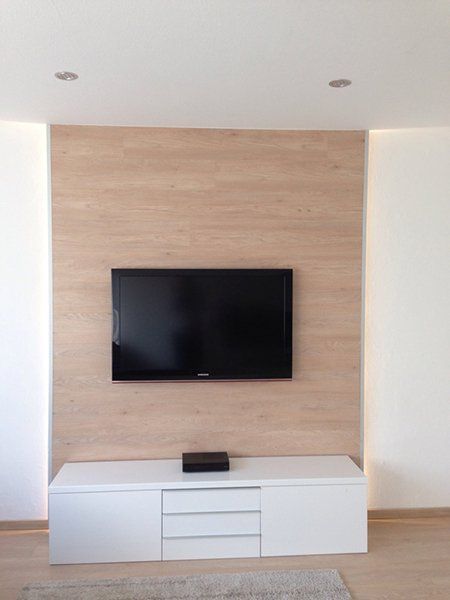 Von Malerbetrieb Garms gebaute Wand mit Fernseher