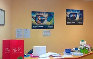 Una caja roja con la palabra Ray-Ban escrita en ella