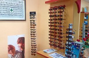 Una exhibición de gafas de sol está colgada en la pared de una tienda.