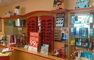 Una tienda con un cartel que dice gafas.