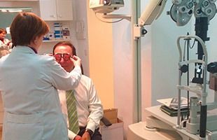 Un hombre está siendo examinado por un oftalmólogo.