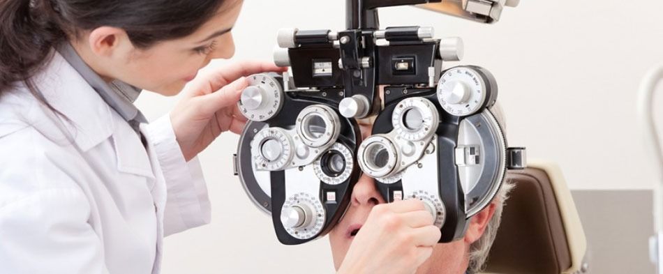Un oftalmólogo está examinando el ojo de un paciente con una máquina.