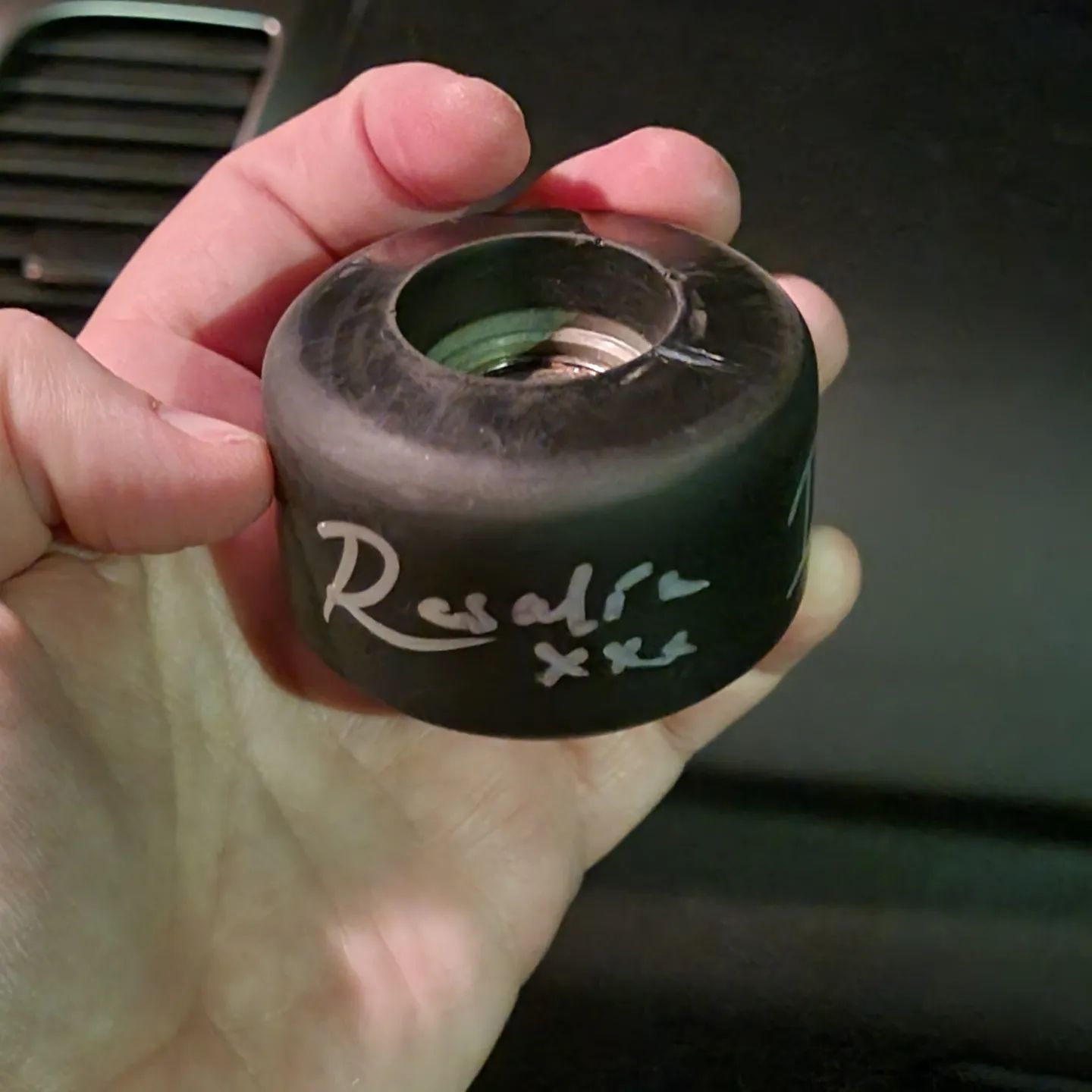 Rolle eines Rollschuhs unterschrieben von 