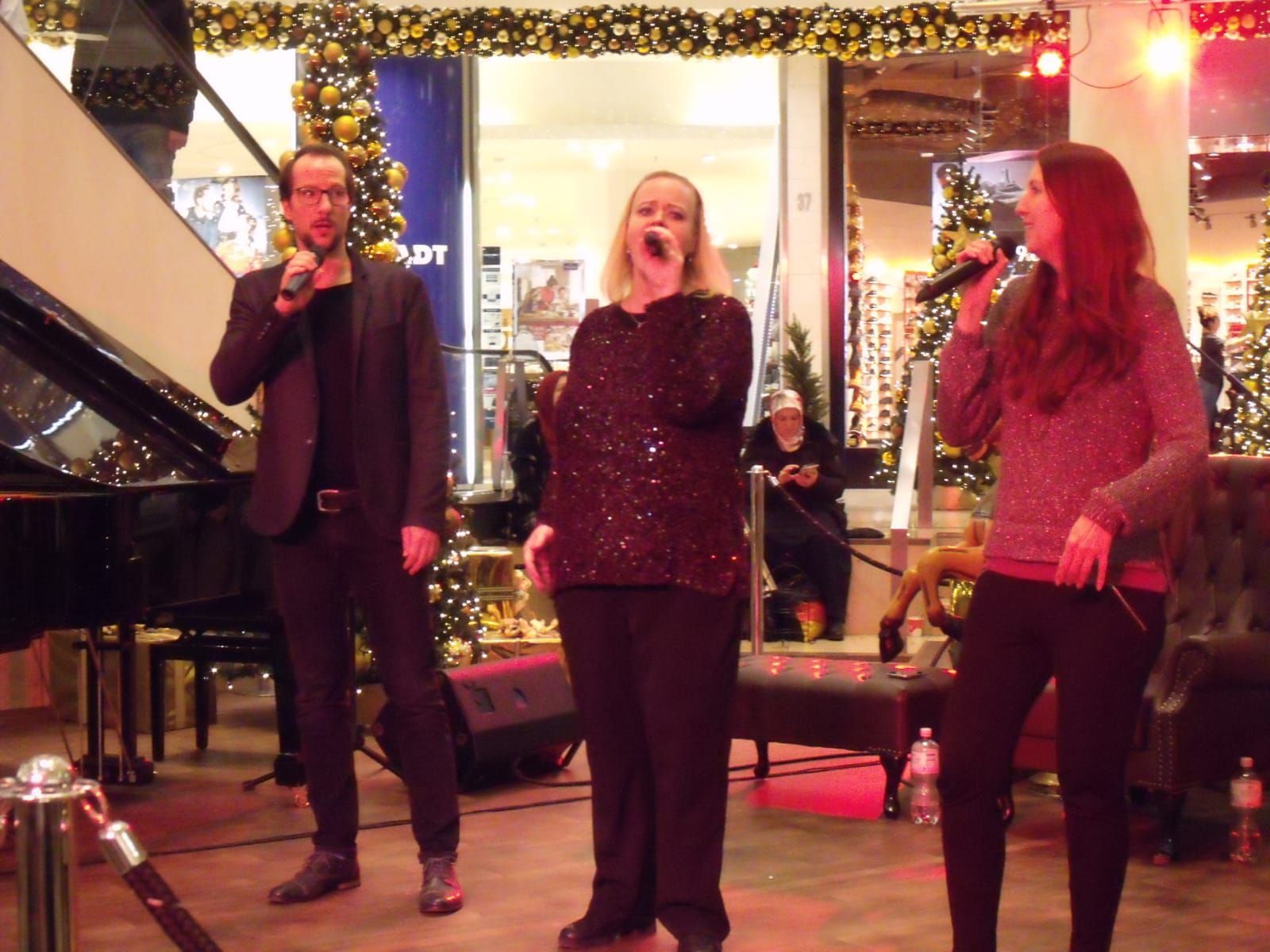 Meike Pöther, Verena Strass und Thorsten Ritz auf der Weihnachtsbühne im Limbecker Platz
