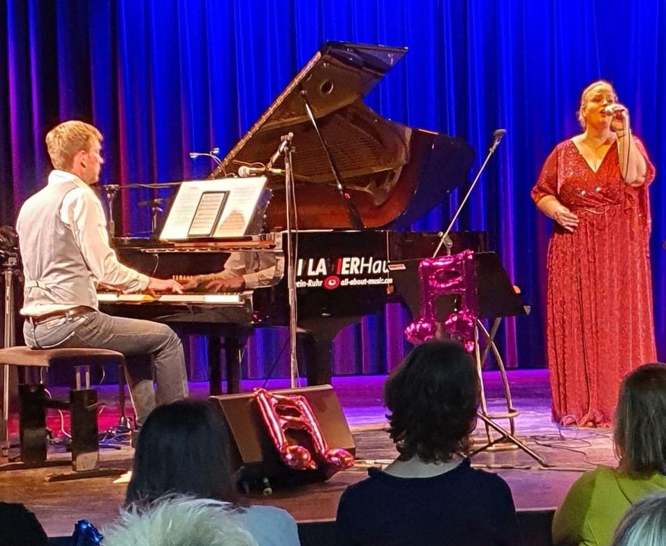 Sängerin Meike Pöther und am Flügel Philipp Polzin