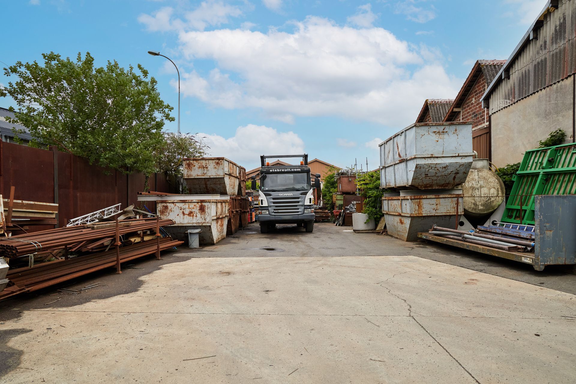 Extérieur de l'entreprise avec une camion à benne