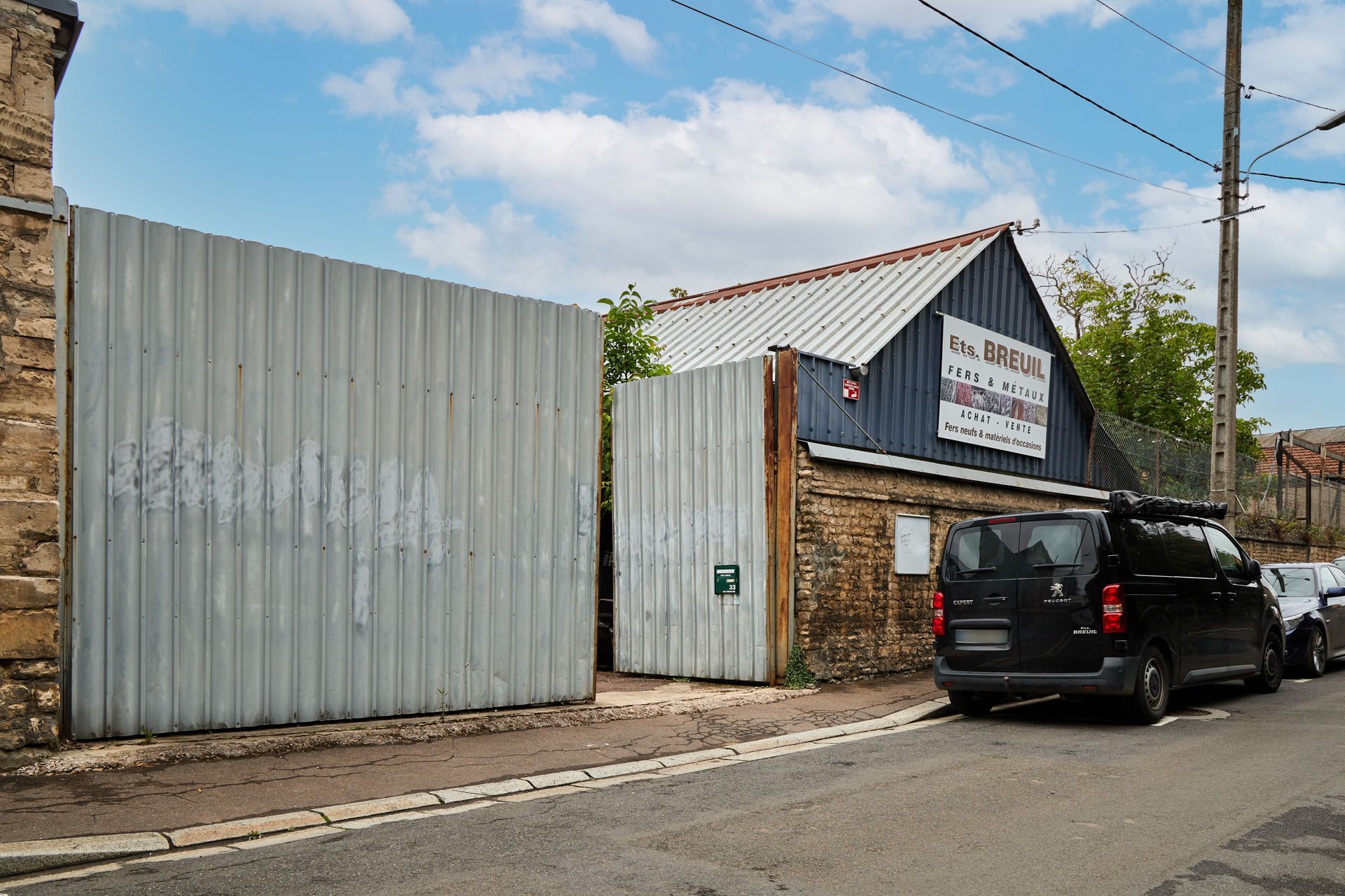 Extérieur de l'entreprise avec une camion à benne