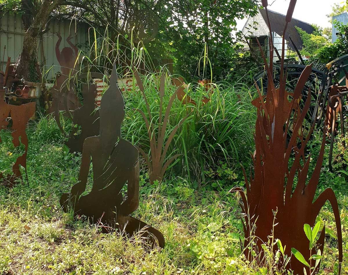 Réalisation artistiques réalisée à partir de matériaux  recyclés exposés sur un  terrain herbeux