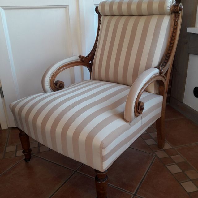 Ein braun-weiß gestreifter Stuhl mit Holzrahmen