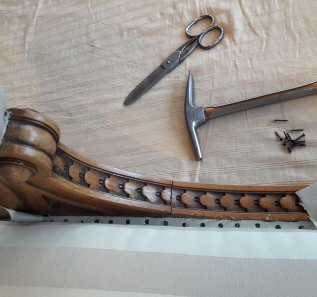 Eine Schere und ein Hammer auf einem Tisch