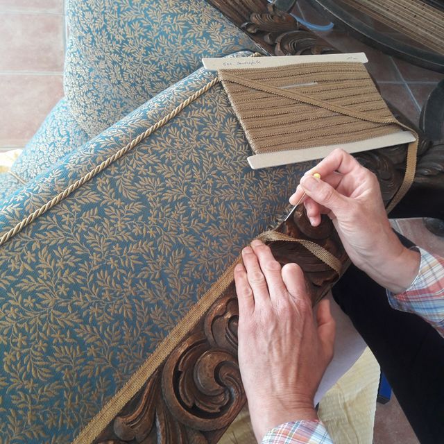 Eine Person schneidet ein Stück Stoff mit einer Schere