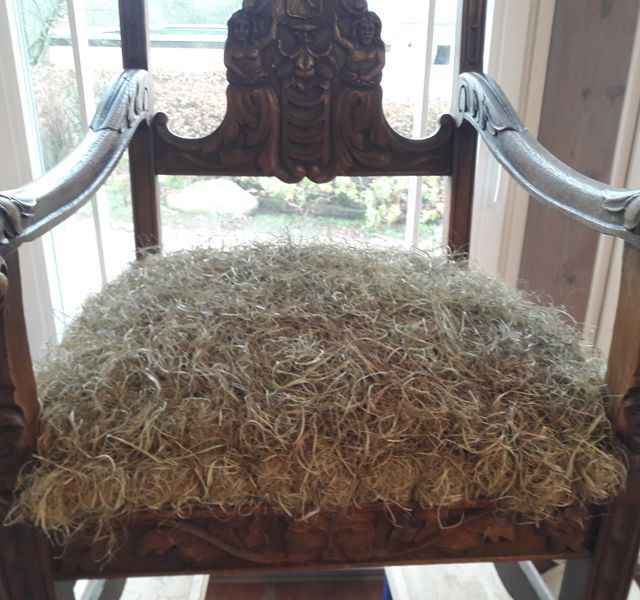 Ein Schaukelstuhl mit einem Kissen aus Heu