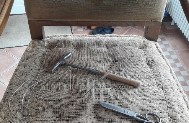 Ein Stuhl mit einem Hammer und einer Schere darauf